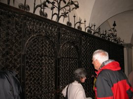 Inferriata della cripta nella Basilica di San Colombano (17074 bytes)